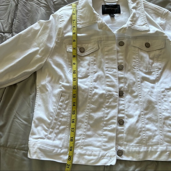 EUC White Banana Republic Jean Jacket in size Medium - Picture 13 of 14